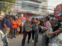 Sopir Alphard Nyaris Dimassa Usai Tabrak 5 Motor-3 Mobil di Surabaya