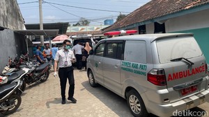 Ambulans Hilir Mudik Angkut Korban Keracunan MBG dari 2 Sekolah di Pati