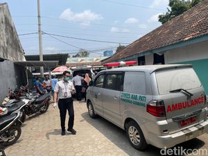 Ambulans Hilir Mudik Angkut Korban Keracunan MBG dari 2 Sekolah di Pati