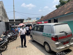 Ambulans Hilir Mudik Angkut Korban Keracunan MBG dari 2 Sekolah di Pati