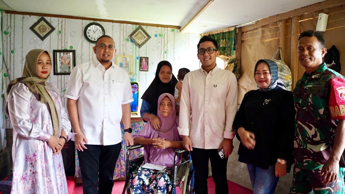 Kisah Haru: Andre Rosiade Bantu Petugas Kebersihan Lansia Amputasi