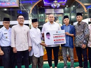 Andre Rosiade Serahkan Bantuan Rp 50 Juta untuk Masjid di Padang Timur
