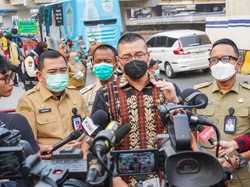 Abu Anak Krakatau Masih Terasa, Kenneth DPRD DKI Bagikan 100 Dus Masker Gratis