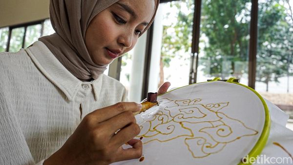Belajar Membatik dengan Canting di Museum Batik TMII