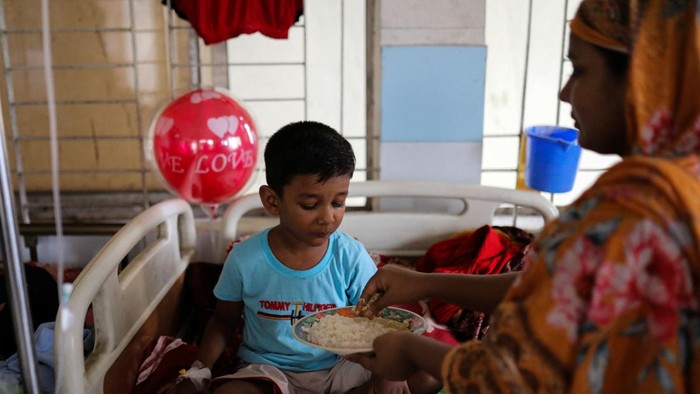 Sejumlah anak menjalani perawatan akibat demam berdarah (DBD) dan campak di rumah sakit di Dhaka, Bangladesh. Kondisi tersebut terlihat pada Senin (7/9/2026), ketika pasien anak mendapat penanganan dari tenaga medis. REUTERS/Stringer