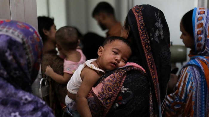 Sejumlah anak menjalani perawatan akibat demam berdarah (DBD) dan campak di rumah sakit di Dhaka, Bangladesh. Kondisi tersebut terlihat pada Senin (7/9/2026), ketika pasien anak mendapat penanganan dari tenaga medis. REUTERS/Stringer