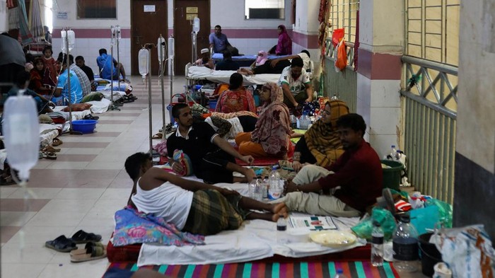 Sejumlah anak menjalani perawatan akibat demam berdarah (DBD) dan campak di rumah sakit di Dhaka, Bangladesh. Kondisi tersebut terlihat pada Senin (7/9/2026), ketika pasien anak mendapat penanganan dari tenaga medis. REUTERS/Stringer
