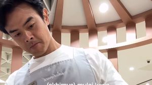 8 Potret Dion Wiyoko Turun Tangan Bantu Istri Kelola Toko Kue