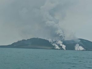Anak Krakatau Erupsi Lagi Dini Hari Selama 28 Detik