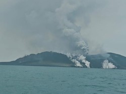 Penampakan Erupsi Anak Krakatau: Keluarkan Abu Tipis-Asap