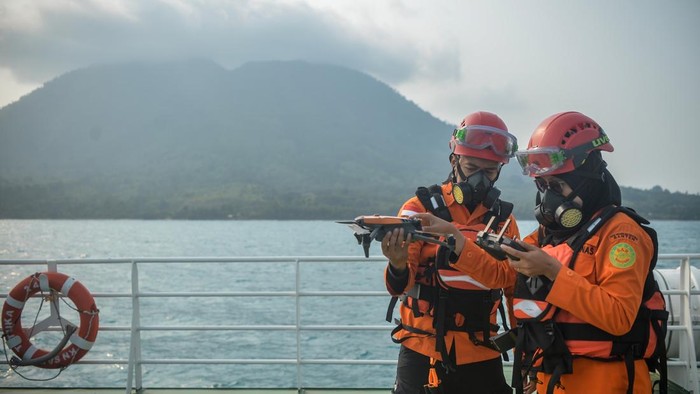 Kapten KN SAR 247 Tetuka Septa Arif Rohadi (kanan) berkoordinasi saat pencarian kapal cepat yang hilang kontak di Perairan Selat Sunda, Kabupaten Lampung Selatan, Lampung, Rabu (9/9/2026). Tim SAR gabungan memperluas cakupan area pencarian dan membag