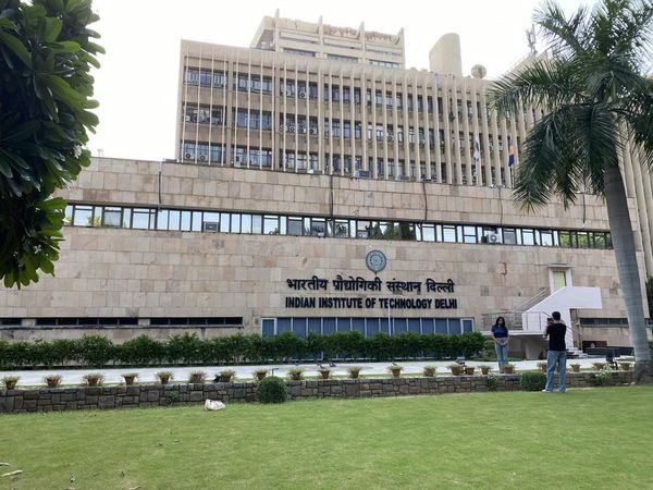Melihat Gedung Estetik Kampus Terbaik di India, IIT New Delhi