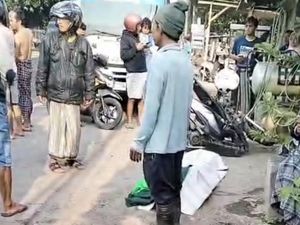 Video: Pemotor Tewas Usai Tabrak Truk Boks di Jalan Raya Wonorejo