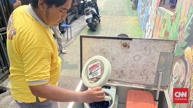 Ketua RT 11 RW 7 Gandaria Utara Imam Basori memutuskan untuk membuat program menjemput sampah organik dari rumah ke rumah. Program ini bernama Komling atau Kompos Kelling.