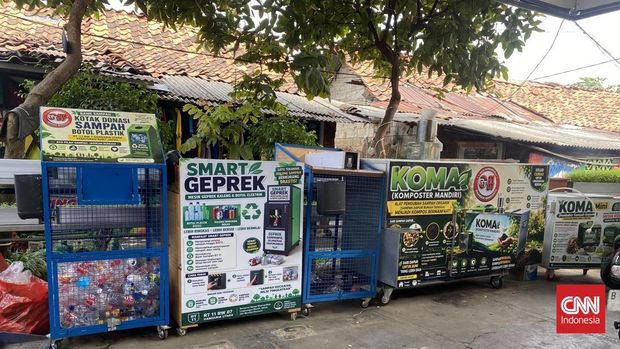 Ketua RT 11 RW 7 Gandaria Utara Imam Basori memutuskan untuk membuat program menjemput sampah organik dari rumah ke rumah. Program ini bernama Komling atau Kompos Kelling.
