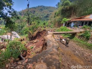 Tanggul Irigasi Sungai Jebol, Longsor Menimpa Rumah Warga Kutawaringin