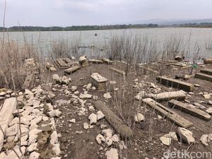 Munculnya Nisan Batu Makam Tua di Dasar Waduk Gajah Mungkur