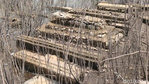 Penampakan Makam Kuno yang Muncul Saat Waduk Gajah Mungkur Surut