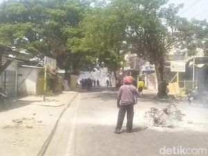 Motor Terbakar di TKP Tawuran Jalan Ujung Bori Makassar, Busur-Molotov Disita
