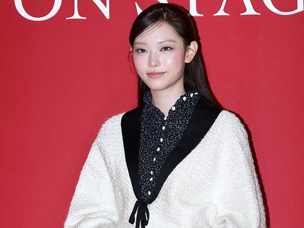 Haerin NewJeans Comeback ke Acara DIOR, Visual Mirip Kucing Bikin Meleleh