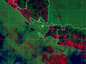 Abu Vulkanik Anak Krakatau Menjauh dari Lampung