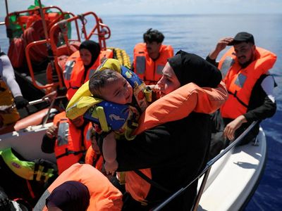 Penyelamatan Bayi Migran Baru Lahir di Mediterania