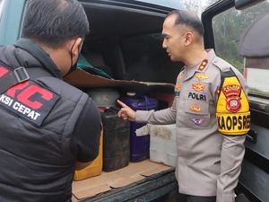 Polisi Temukan Tangki Siluman Saat Warga Berjam-jam Antre BBM di Sintang