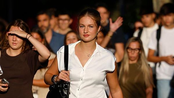 7 Gaya Simple Putri Leonor di Hari Pertama Masuk Kuliah, Pakai Kemeja & Jeans