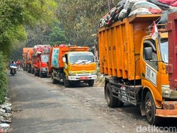 Masih Ada Titik Api, Ratusan Truk Sampah Bergantian Masuk ke TPA Galuga