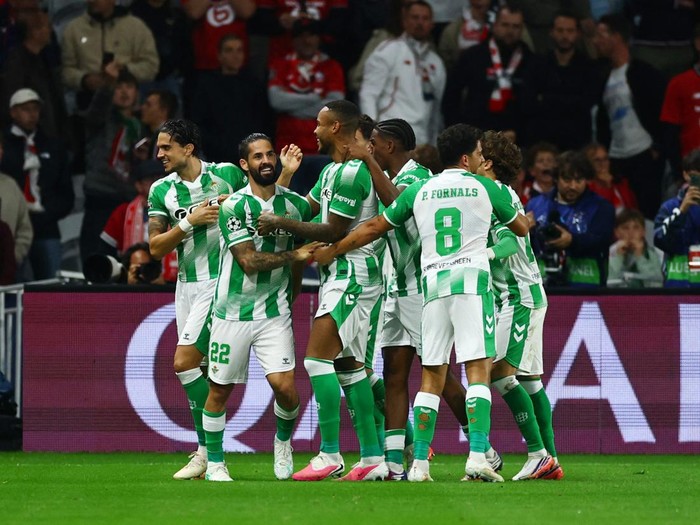 Soccer Football - UEFA Champions League - Lille v Real Betis - Decathlon Arena Stade Pierre-Mauroy, Villeneuve-d'Ascq, France - September 8, 2026 Real Betis' Marc Bartra celebrates scoring their second goal with teammates REUTERS/Sarah Meyssonnier