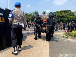 Simulasi Sispamkota di Bandung: 2.500 Personel Latihan Hadapi Demo Anarkis