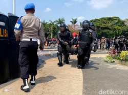 Simulasi Sispamkota di Bandung: 2.500 Personel Latihan Hadapi Demo Anarkis