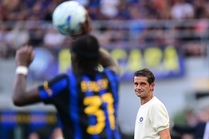 Soccer Football - Serie A - Inter Milan v Napoli - San Siro, Milan, Italy - September 5, 2026 Inter Milan coach Cristian Chivu looks on REUTERS/Daniele Mascolo