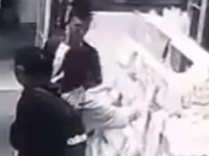 Video: Rekaman CCTV 2 Pria Curi Iphone Pengunjung Toko Kosmetik di Jakut