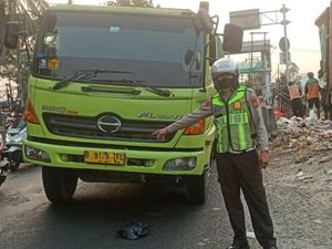Truk Minyak Sawit Pecah Ban di Daan Mogot, Lalin Arah Kalideres Tersendat