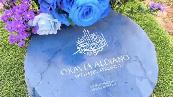 Duh! Lampu Solar Panel di Makam Vidi Aldiano Hilang