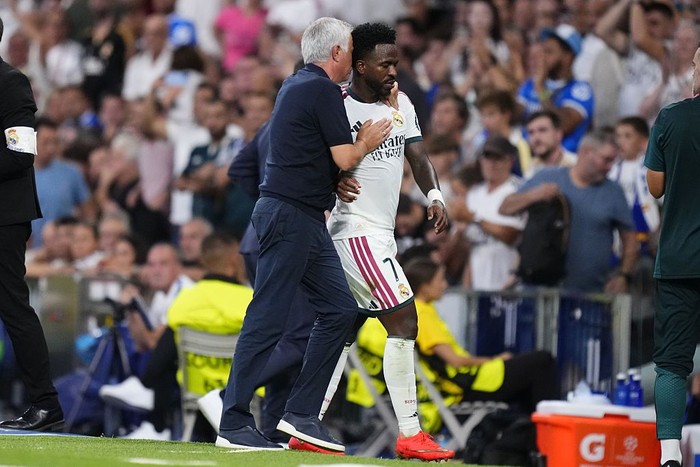 MADRID, SPAIN - SEPTEMBER 8: Vinicius Junior left winger of Real Madrid and Brazil is replaced and talks with Jose Mourinho head coach of Real Madrid during the UEFA Champions League 2026/27 League Phase MD1 match between Real Madrid C.F. and FC Inte