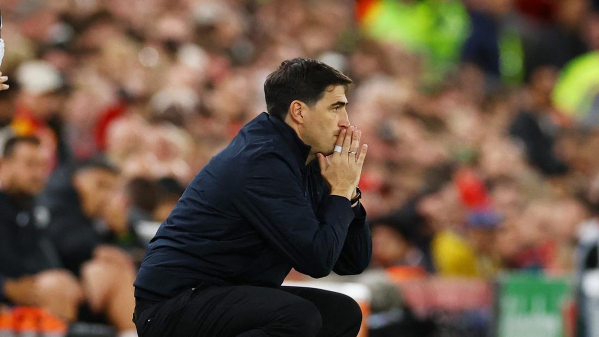 Andoni Iraola akui salah taktik di babak pertama sehingga Liverpool sempat tertinggal dari Atletico Madrid. (REUTERS/Phil Noble)