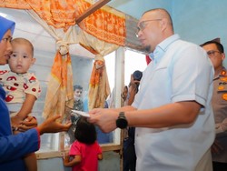Andre Rosiade Salurkan Bantuan Rp10 Juta untuk Fatih, Balita Pengidap Tumor