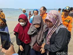 Tangis Histeris Istri Jurnalis yang Hilang di Anak Krakatau: Tolong Pak...