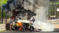Heroik! Pebalap Selamatkan Rivalnya saat Mobil Crash-Terbakar di Lintasan