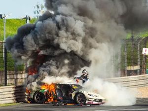 Heroik! Pebalap Selamatkan Rivalnya saat Mobil Crash-Terbakar di Lintasan