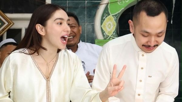 Angel Karamoy Temani Gusti Ega Rayakan Ultah Sambil Santunan ke Anak Yatim