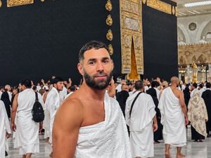 Karim Benzema Tunaikan Umrah, Foto di Depan Kabah Curi Perhatian Publik