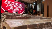 Sitaan Duit Rp 1 Triliun Lebih Ditata Bak Kasur saat Dipamerkan Jaksa