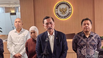 Berita dari Detik Finance: Luhut Ungkap 50% Bansos Salah Sasaran, Sistem Digital Diluncurkan Oktober