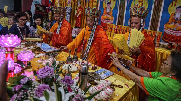 Khidmatnya Ritual Ulambana, Ratusan Umat Berdoa untuk Arwah Leluhur