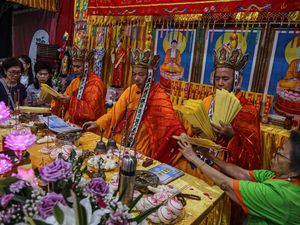 Khidmatnya Ritual Ulambana, Ratusan Umat Berdoa untuk Arwah Leluhur