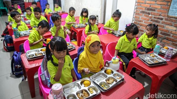 MBG Kembali Usai PJJ, Siswa PAUD Matahari Antusias Makan Bersama