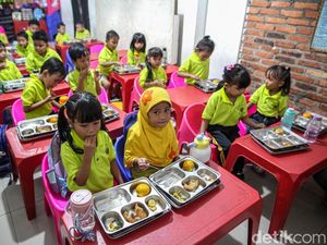 MBG Kembali Usai PJJ, Siswa PAUD Matahari Antusias Makan Bersama